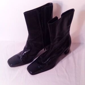 Women's flat nosed boots